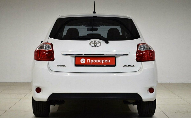 Toyota auris i рестайлинг