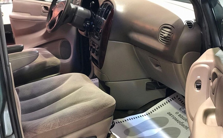 Chrysler Town & Country IV