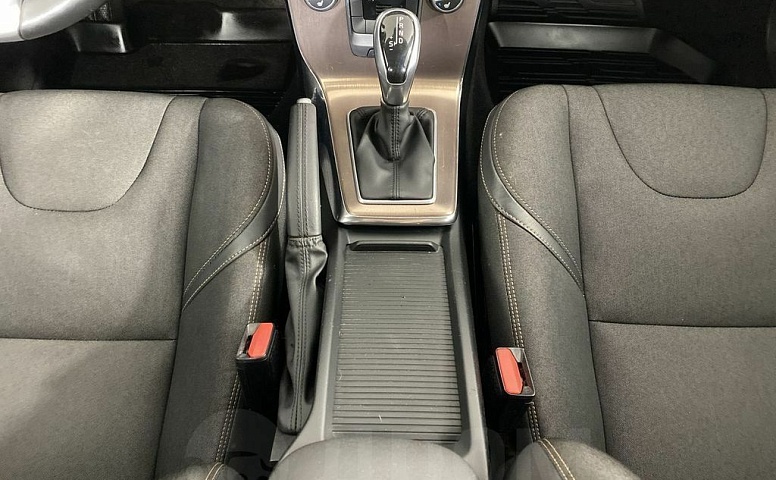 Volvo V40, 2 поколение