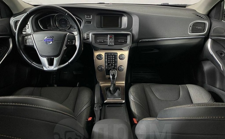 Volvo V40, 2 поколение