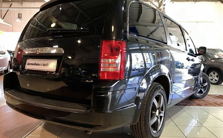 Chrysler Town & Country V