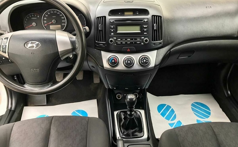 Hyundai ELANTRA 1.6 MT (122 л.с.)