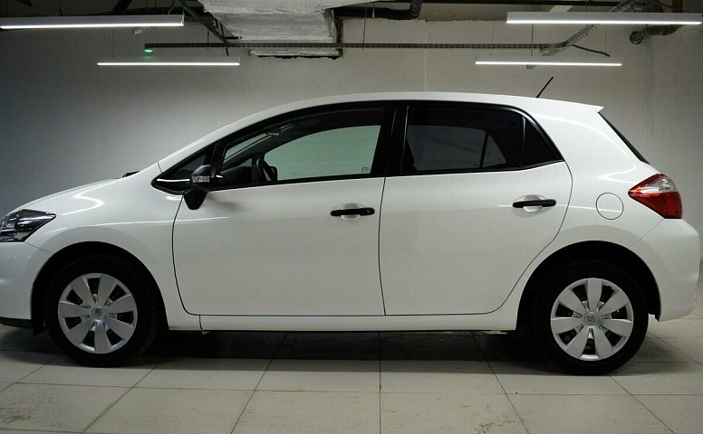 Toyota auris i рестайлинг
