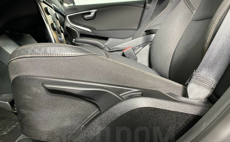 Volvo V40, 2 поколение