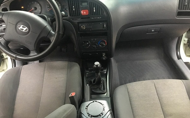 Hyundai ELANTRA 1.6 MT (105 л.с.)