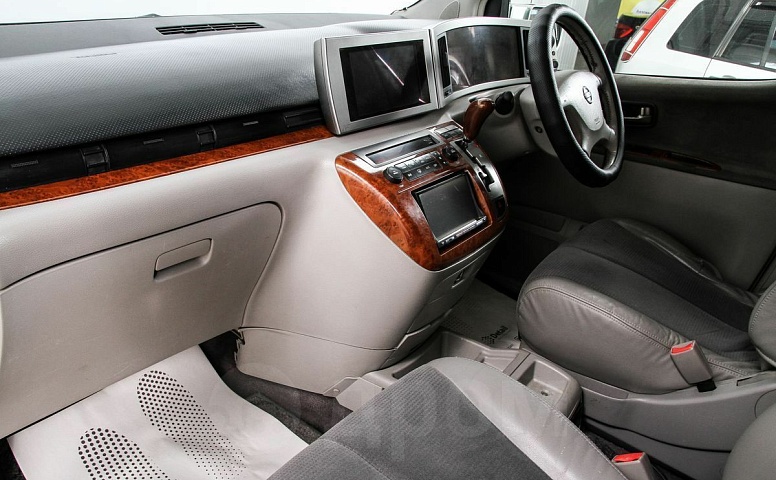 Nissan Elgrand, 2 поколение