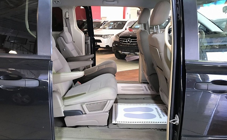 Chrysler Town & Country V