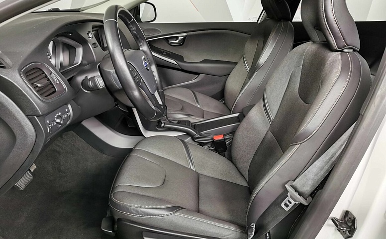 Volvo V40 1.6 D2 Powershift (114 л.с.) Белый