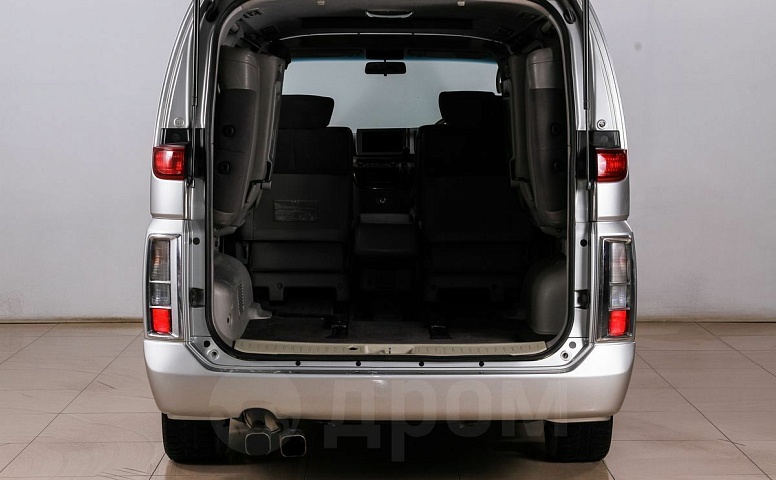 Nissan Elgrand, 2 поколение