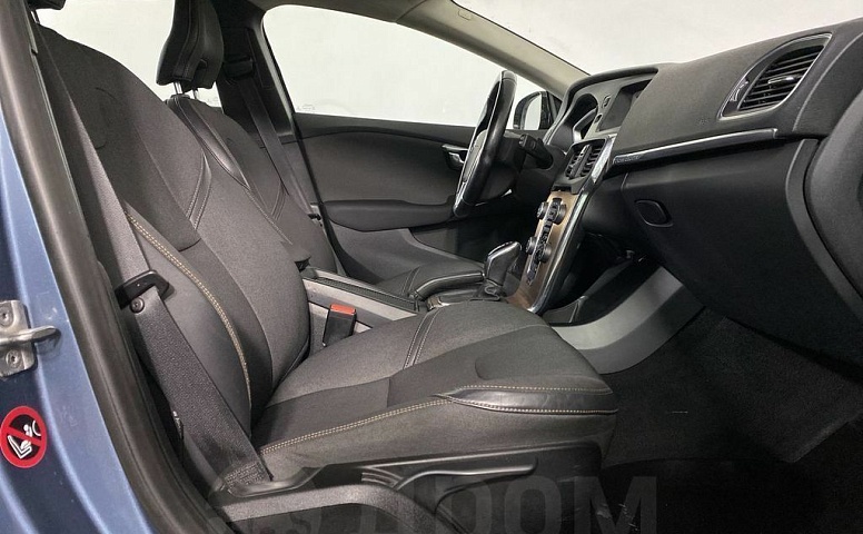 Volvo V40, 2 поколение