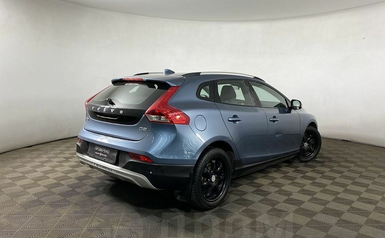 Volvo V40, 2 поколение