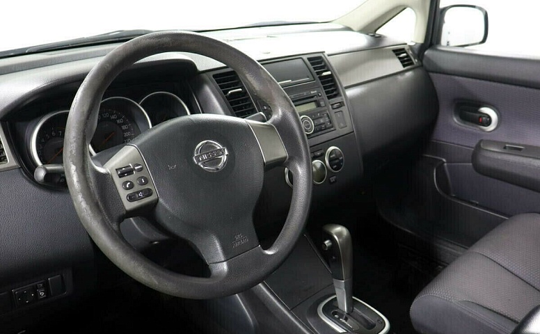 Nissan Tiida I