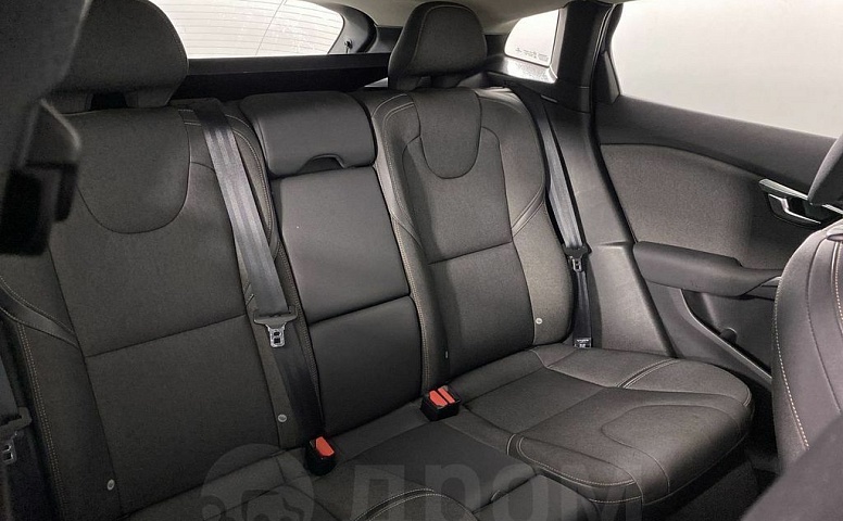 Volvo V40, 2 поколение