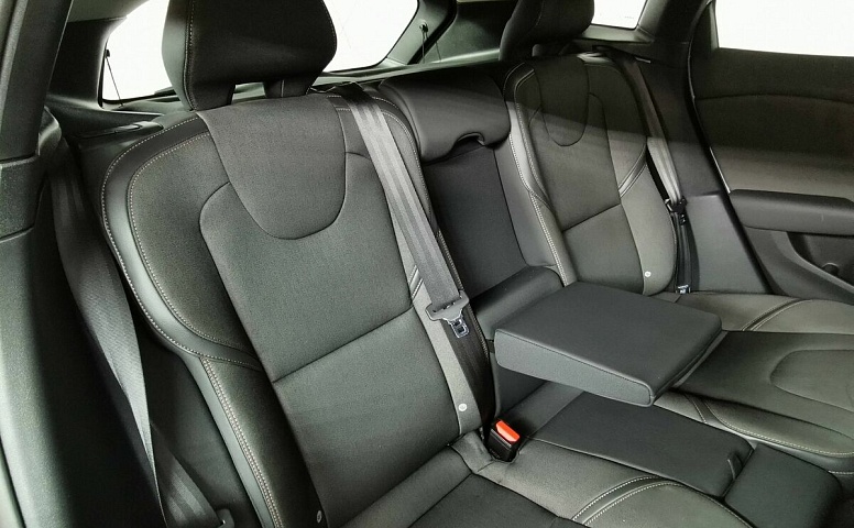 Volvo V40 1.6 D2 Powershift (114 л.с.) Белый