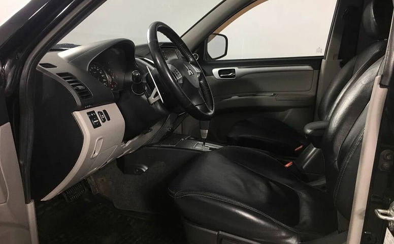 Mitsubishi pajero sport ii