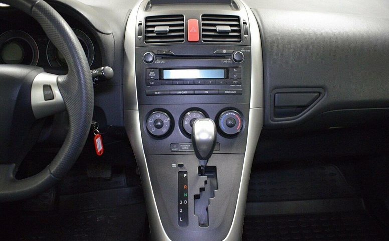 Toyota auris i рестайлинг