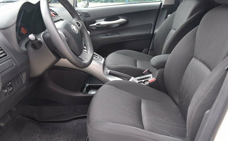 Toyota auris i рестайлинг