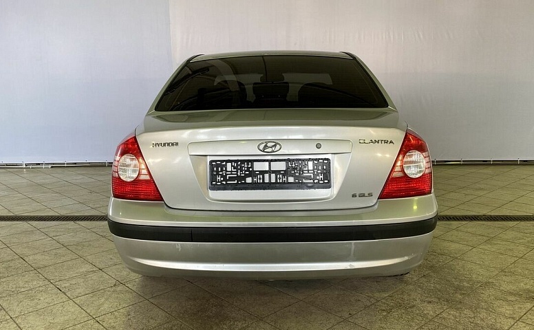 Hyundai ELANTRA 1.6 MT (105 л.с.)