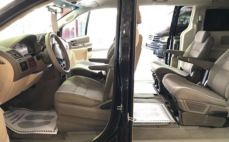 Chrysler Town & Country V