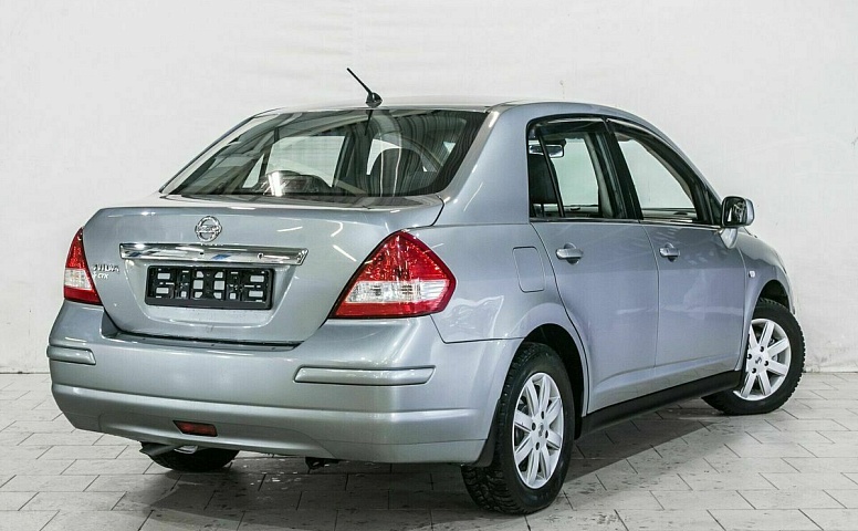 Nissan tiida