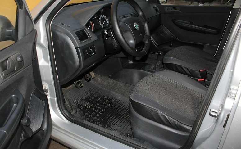 Skoda FABIA 1.2 MT (64 л.с.)