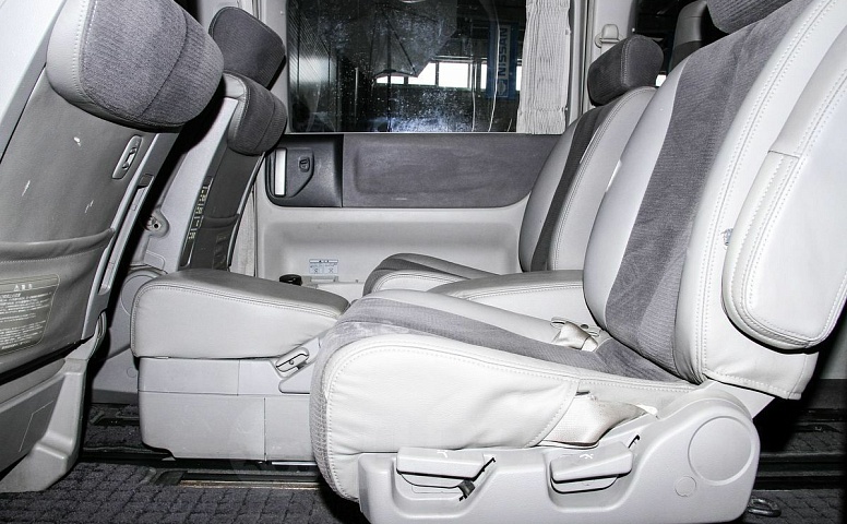 Nissan Elgrand, 2 поколение