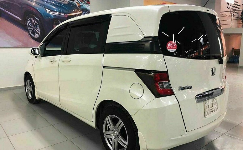 Honda freed spike i