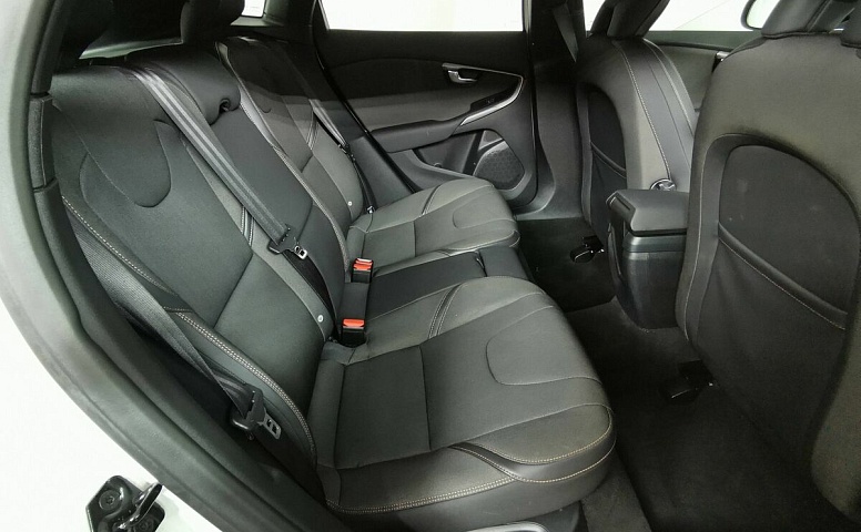 Volvo V40 1.6 D2 Powershift (114 л.с.) Белый